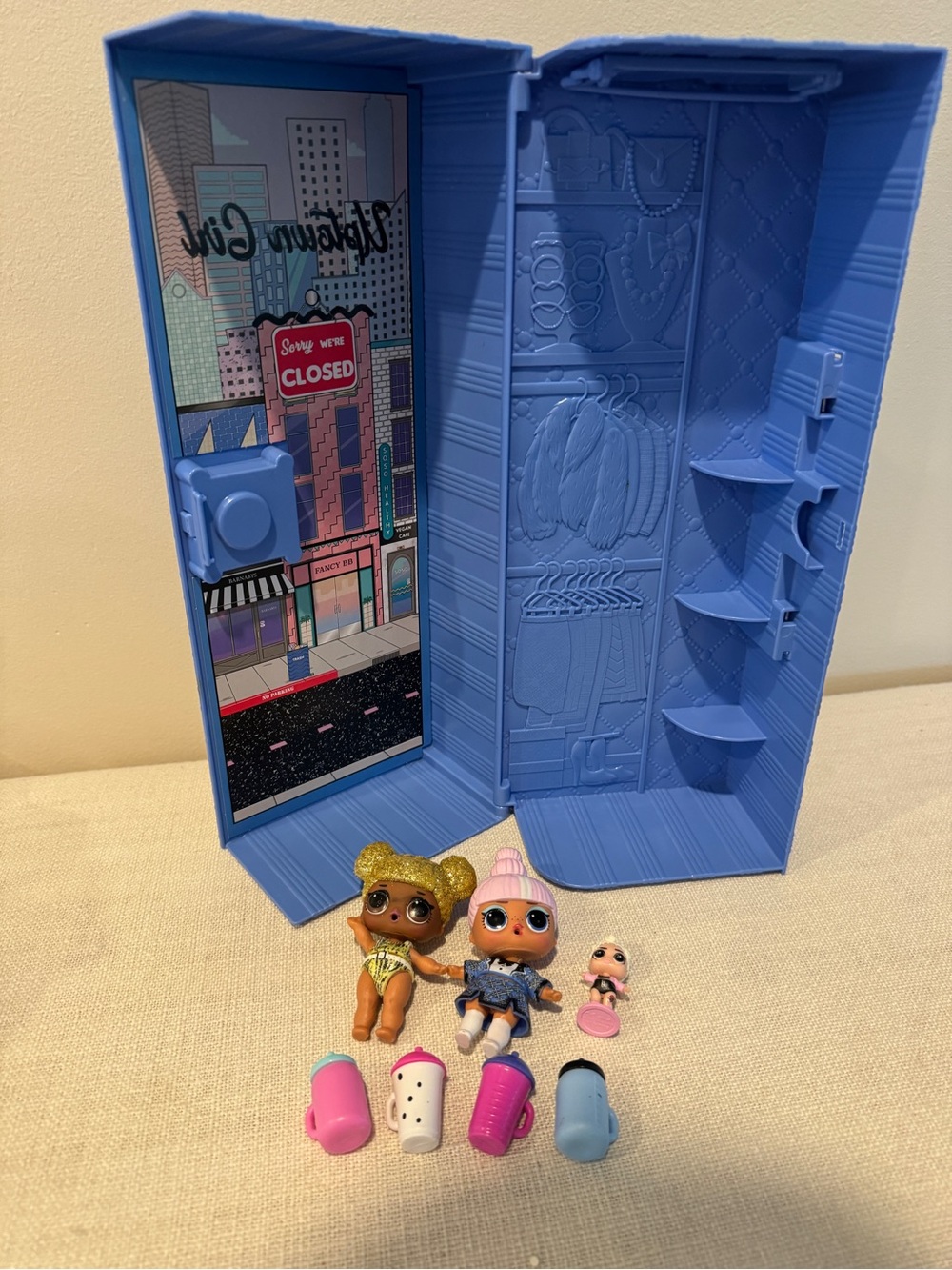L.O.L. Surprise! Amazing Surprise Uptown Girl closet playset with dolls and acce